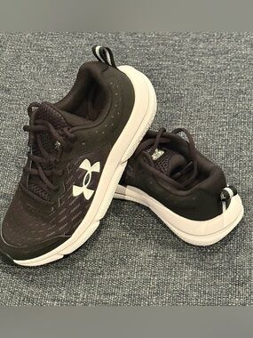 Under Armour Kids Running Shoes Black White Size 5Y Charged Cushioning Sneakers